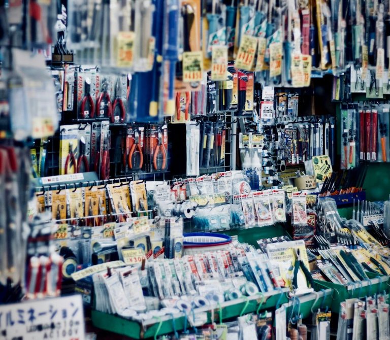 Variada exposición de artículos de ferretería en un puesto de venta.